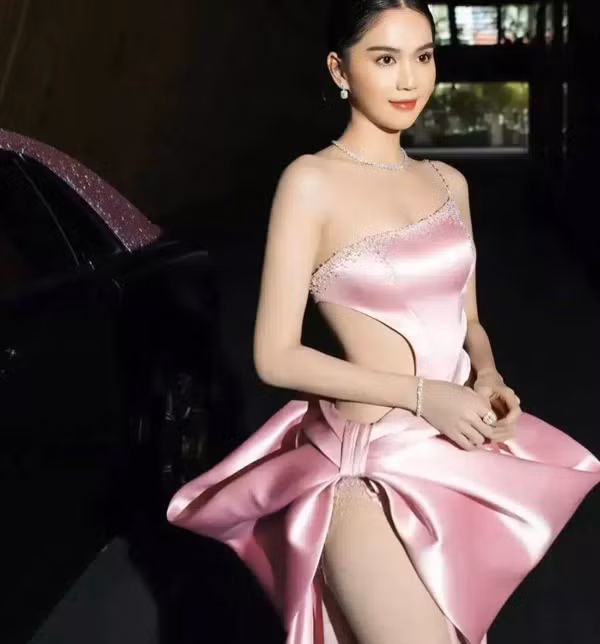 Ngay cả khi chọn trang phục cắt xẻ, đầm hồng vẫn giúp Ngọc Trinh được khen hết lời. Trong hình, bộ đồ với điểm nhấn là chiếc nơ to bản. Chất liệu satin cao cấp giúp vẻ ngoài trở nên quý phái, sexy, khoe triệt để nước da trắng mịn cùng vòng eo săn chắc.