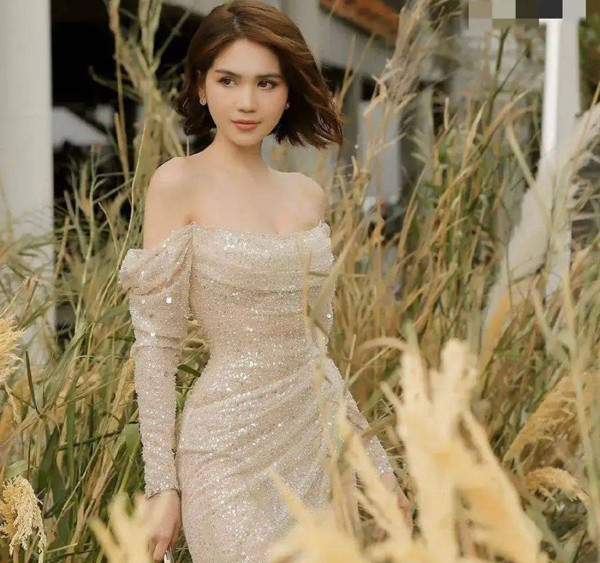 Ngọc Trinh cũng rất hay lên đồ với trang phục chất liệu sequin. Dù trang điểm nhẹ nhàng, gạt bỏ các loại phụ kiện lấp lánh, Ngọc Trinh vẫn vô cùng cuốn hút, khí chất.