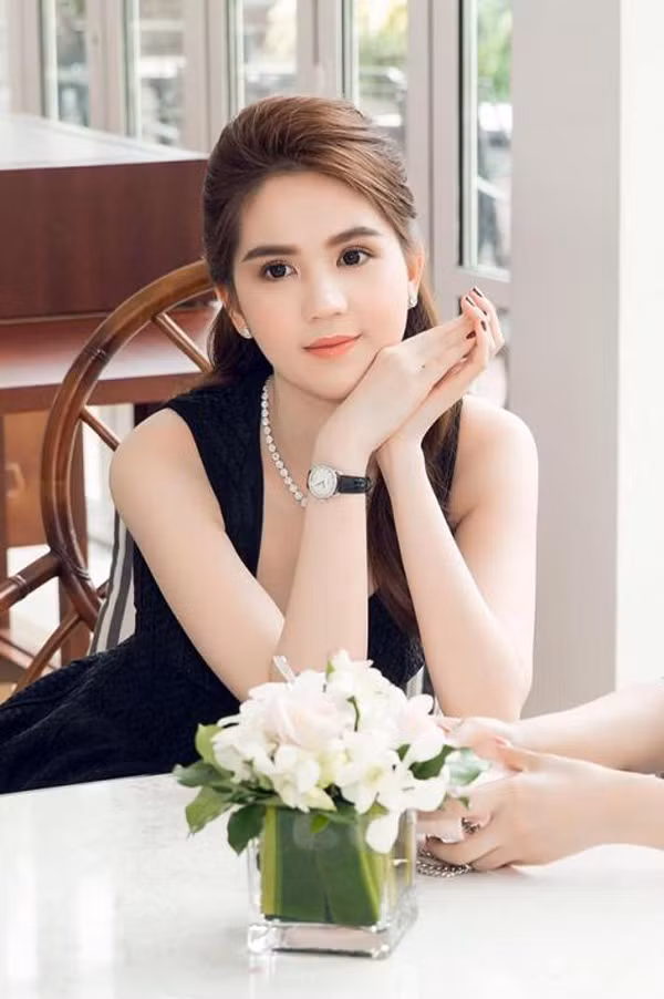 Ngắm nhìn mỹ nhân, người đối diện nhanh chóng bị chinh phục bởi đôi mắt to tròn, làn da trắng mịn không tì vết, cách trang điểm hài hòa.