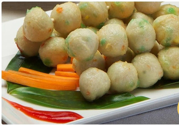 2. Viên rau củ. Viên rau củ là nguyên liệu thường dùng trong các món lẩu. Nó cũng được giới thiệu là đồ ăn tốt cho trẻ nhỏ bởi chứa nhiều rau củ cần thiết. Tuy vậy, bạn không nên mua viên rau củ làm thức ăn hàng ngày cho gia đình. Nguyên nhân bởi bạn khó có thể kiểm soát được chất lượng rau củ trong chúng. Chưa kể, rau củ thường có thời gian sử dụng ngắn, một số cơ sở sản xuất sẵn sàng ngâm rau củ với formaldehyde để đảm bảo độ tươi ngon.