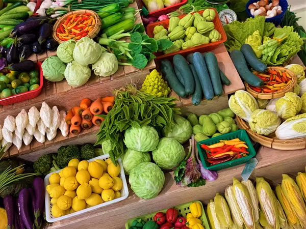 Tuy vậy, nhiều loại rau rất khó bảo quản. Để kéo dài thời gian sử dụng, một số cơ sở kinh doanh lạm dụng hóa chất để rau tươi lâu hơn. Ăn chúng thời gian dài dễ tích tụ độc tố, ảnh hưởng sức khỏe tổng thể.