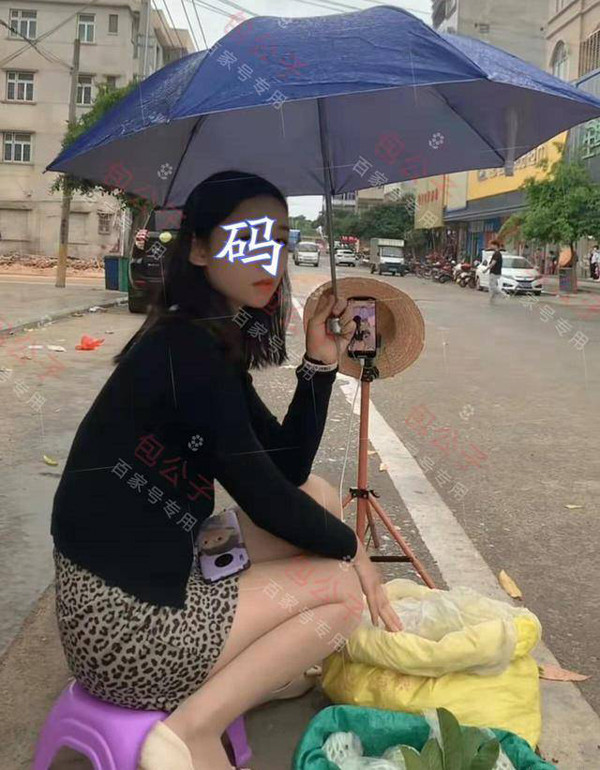Phụ kiện túi xách đeo chéo sợi xích màu vàng càng giúp vẻ ngoài của cô đối lập với sạp hàng. Đặc biệt, cô gái rất kiên trì, dù trời nắng hay mưa đều không “bỏ cuộc”. (Ảnh: Sohu)