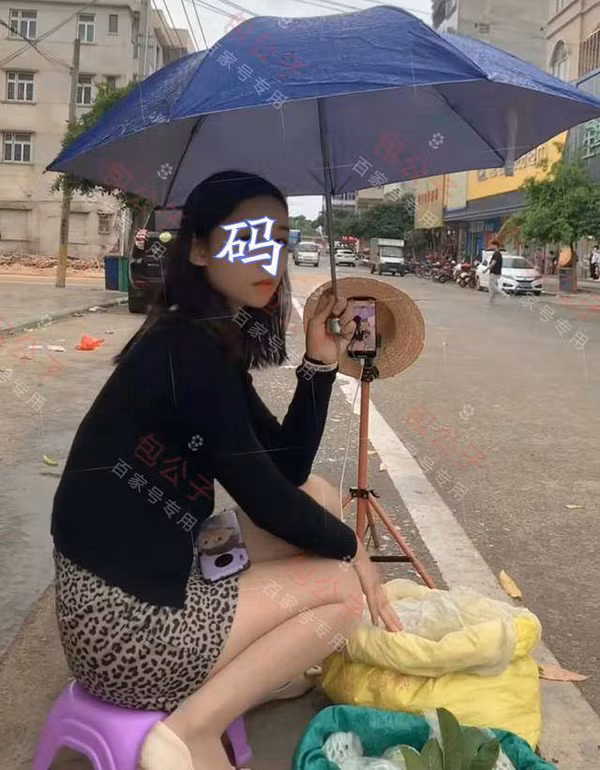 Phụ kiện túi xách đeo chéo sợi xích màu vàng càng giúp vẻ ngoài của cô đối lập với sạp hàng. Đặc biệt, cô gái rất kiên trì, dù trời nắng hay mưa đều không “bỏ cuộc”. (Ảnh: Sohu)