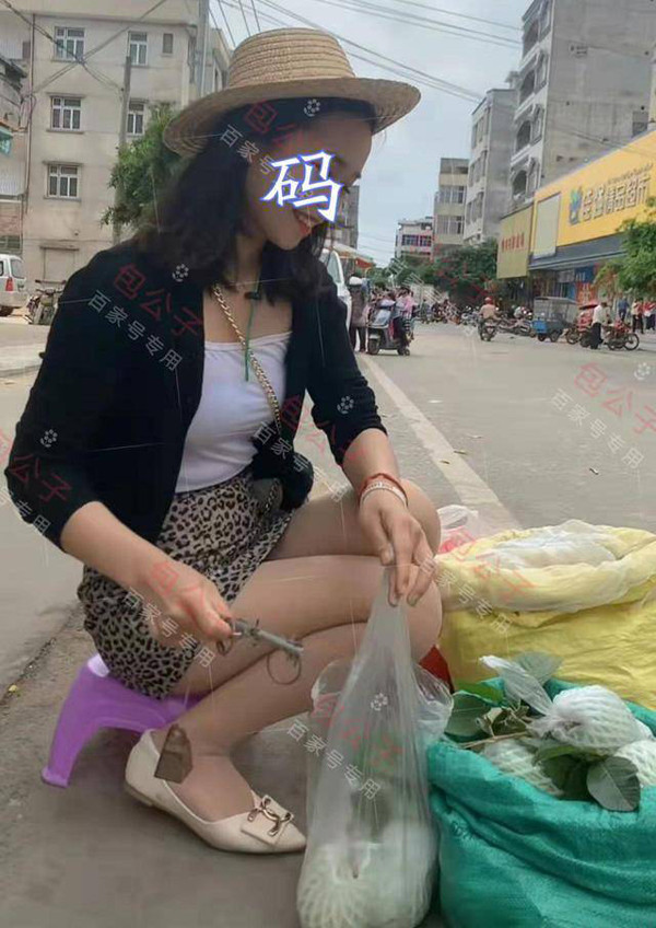 Mới đây, mạng xã hội Trung Quốc được dịp xôn xao về hình ảnh cô gái mặc váy ngắn bán rau dưới trời mưa. Theo thông tin Sohu đăng tải, cô gái là người Quảng Đông. (Ảnh: Sohu)