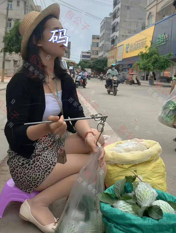 Thay vì đầu tư vào loại hàng bán, cô gái chủ yếu đầu tư vào trang phục. Chiếc áo hai dây trắng được phối hợp hài hòa với váy ngắn họa tiết da báo, bên ngoài khoác chiếc cardigan đen mỏng. (Ảnh: Sohu)