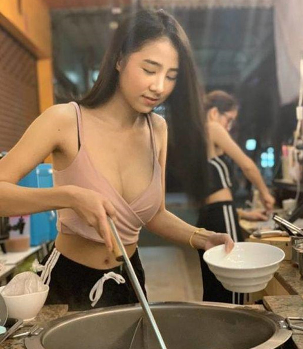 Thực tế, sở hữu thân hình đẹp, bạn gái có quyền phô diễn vẻ đẹp của mình. Tuy nhiên, trang phục nên phù hợp với hoàn cảnh. Ăn mặc gợi cảm, tinh tế khác hẳn với việc lạm dụng để thu hút sự chú ý theo cách tiêu cực. (Ảnh minh họa)