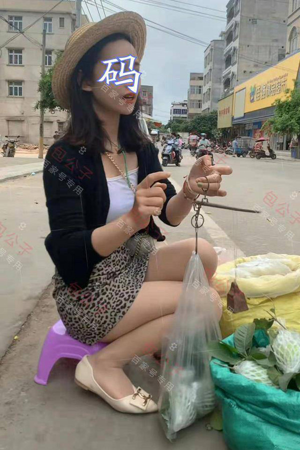 Không những vậy, hàng hóa của cô cũng khiến người nhìn cảm thấy “có vấn đề”. Nhiều người cho rằng đây thực chất chỉ là “đạo cụ” được cô dàn dựng, nhằm đạt được mục đích của bản thân. Cụ thể, cô nàng chỉ chuẩn bị hai loại rau với số lượng ít ỏi. (Ảnh: Sohu)