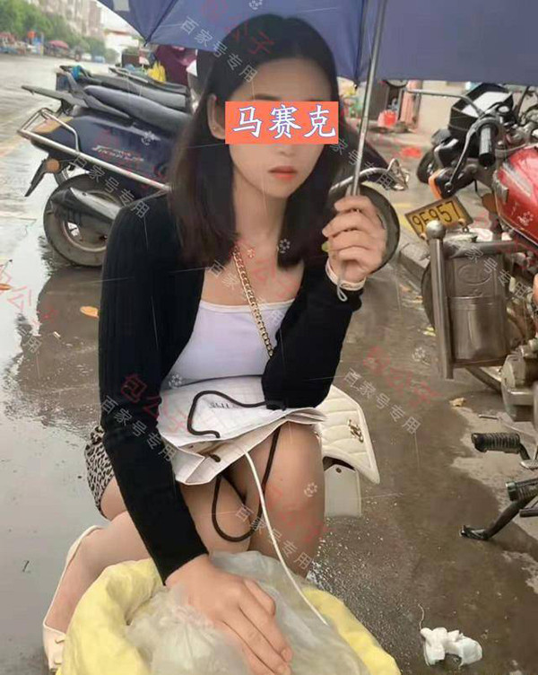 Nhiều người cảm thấy khó hiểu khi cô nàng ngồi ở vỉa hè phố thương mại để bán rau – nơi vốn không thích hợp cho mặt hàng này. Những tiểu thương đích thực thường chọn chợ dân sinh để bày bán chúng. (Ảnh: Sohu)