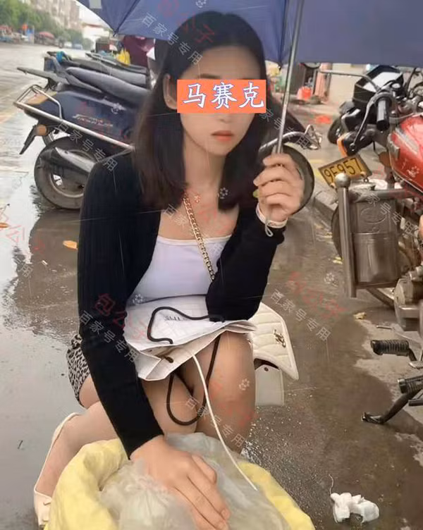 Nhiều người cảm thấy khó hiểu khi cô nàng ngồi ở vỉa hè phố thương mại để bán rau – nơi vốn không thích hợp cho mặt hàng này. Những tiểu thương đích thực thường chọn chợ dân sinh để bày bán chúng. (Ảnh: Sohu)