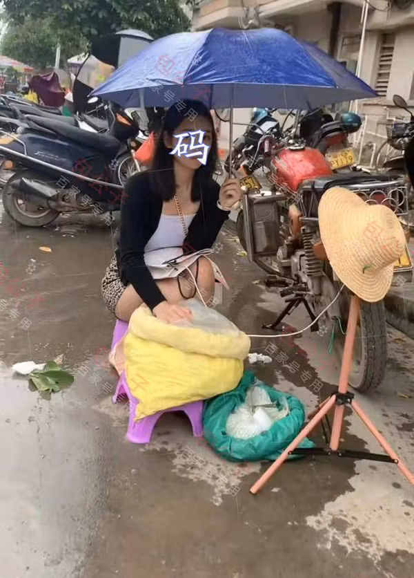 Cô gái xuất hiện trên vỉa hè cách đâu không lâu. Cách ăn mặc và hành động của cô khiến người dân địa phương cảm thấy tò mò. (Ảnh: Sohu)