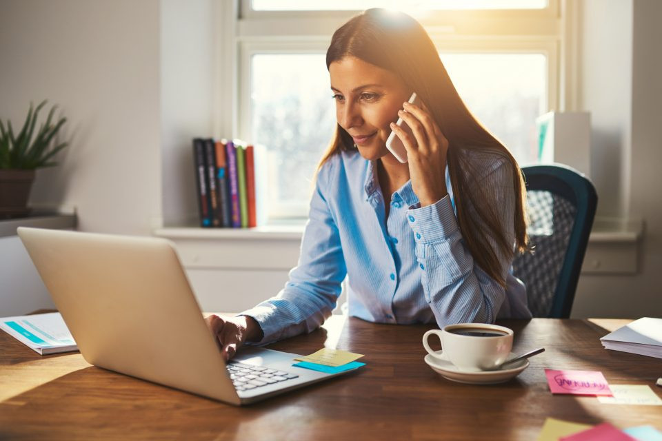 Chuyên gia khuyên nên tăng cường vận động. Sau mỗi giờ ngồi làm việc, bạn nên đứng dậy vận động, thể thao vài phút. Các động tác này vừa giúp bạn tỉnh táo và tập trung, vừa thúc đẩy nhu động đường tiêu hóa, tăng cường vận động vùng bụng.