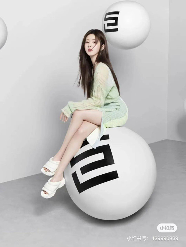 Để mặc đẹp khi đi loại dép này, bạn có thể chọn mặc một chiếc váy nữ tính. Hoặc áo ống kết hợp với quần tây. Cách phối này sẽ mang đến tổng thể vô cùng thời trang.