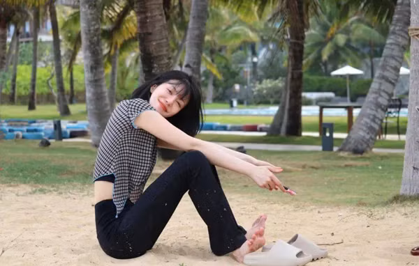 Dép có giá bán khác nhau tùy vào thương hiệu sản xuất. Với những thương hiệu như COCO, Bottega Veneta. Yeezy Slides... dép có mức giá tương đối. Trong khi đó, những đôi dép sản xuất đại trà lại có giá khá rẻ. Chúng được bán nhiều ở chợ, siêu thị, sàn thương mại điện tử,... phù hợp với nhiều đối tượng tiêu dùng.