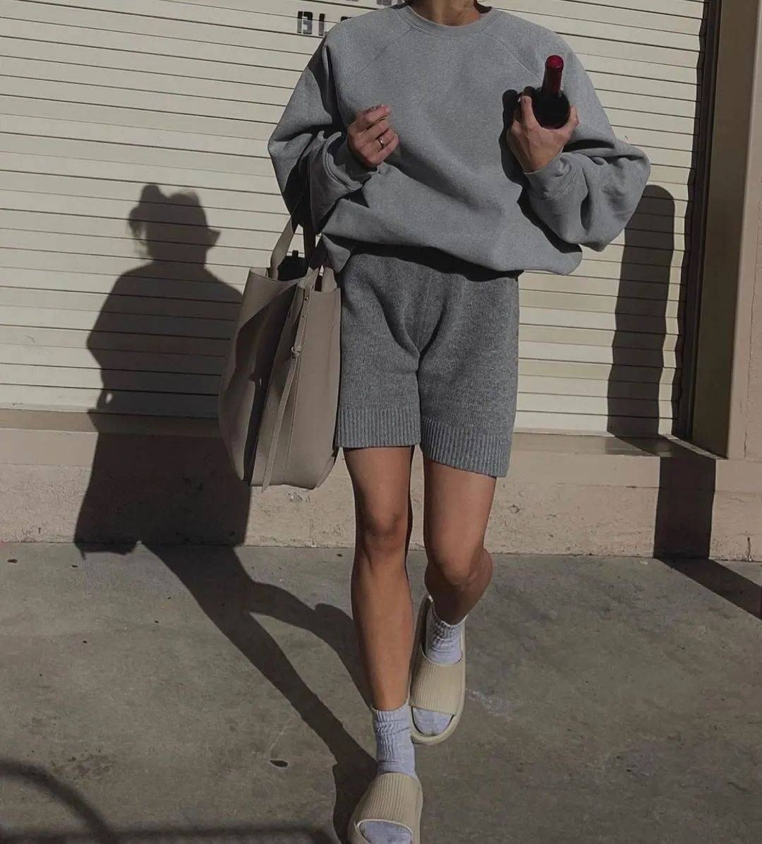 Không giống như những mẫu dép lê khác, “dép bánh mì” ôm chân. Nếu biết phối đồ, chúng còn mang lại vẻ ngoài cá tính. Đặc biệt, dép có tính ứng dụng cao, thích hợp với nhiều không gian khác nhau như nhà tắm, đi biển hoặc dạo phố.