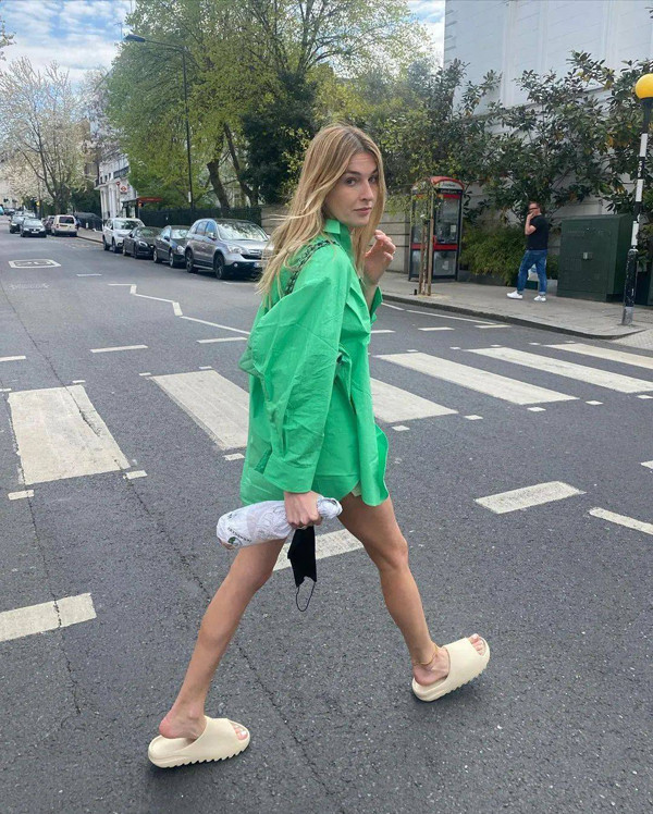 Thiết kế siêu nhẹ song “dép bánh mì” có độ ma sát cực cao. Phần đế được thiết kế kiểu răng cưa nên có độ bám tuyệt vời.