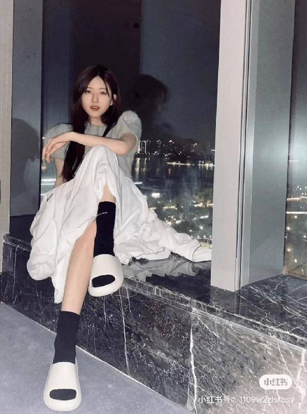 “Dép bánh mì” không chinh phục người dùng bằng vẻ ngoài bắt mắt. Quả thực, chúng có hình dáng khá thô, cục mịch.