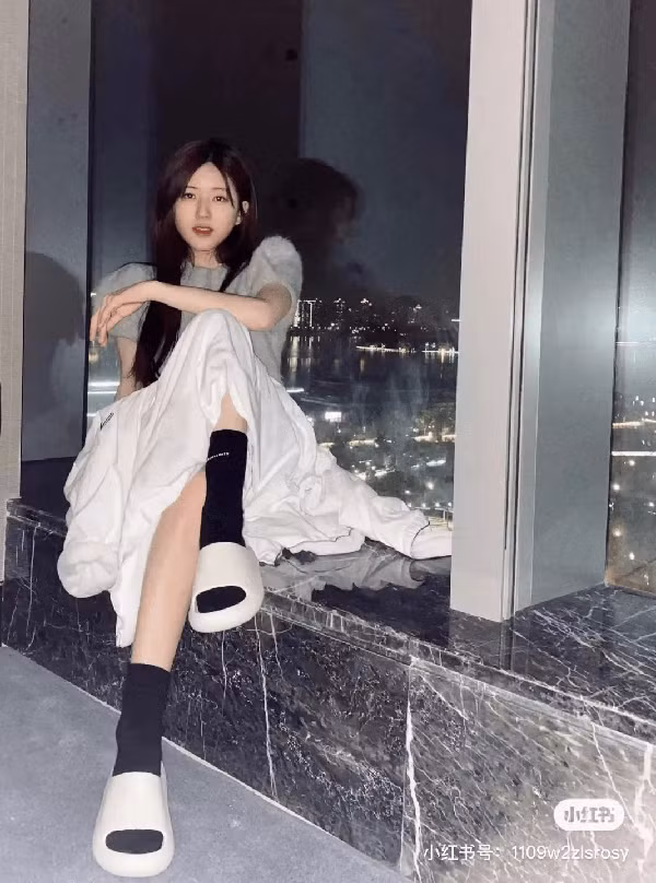 “Dép bánh mì” không chinh phục người dùng bằng vẻ ngoài bắt mắt. Quả thực, chúng có hình dáng khá thô, cục mịch.