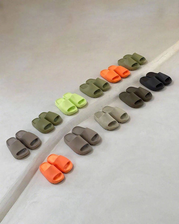 Dép có nhiều màu sắc, song màu cam và xanh sáng được yêu thích hơn cả. Khi xỏ chân vào đôi dép này, bạn chỉ cần mặc đơn giản vẫn có được điểm nhấn, giúp bản thân nổi bật giữa đám đông.