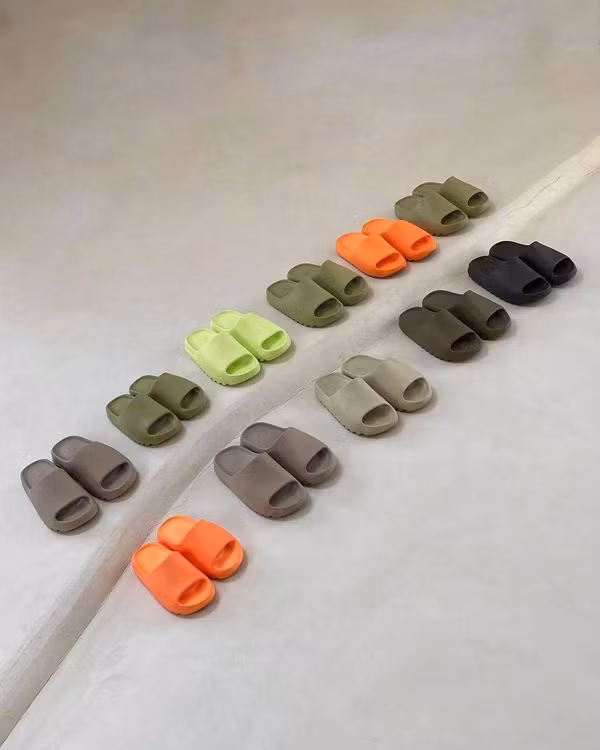 Dép có nhiều màu sắc, song màu cam và xanh sáng được yêu thích hơn cả. Khi xỏ chân vào đôi dép này, bạn chỉ cần mặc đơn giản vẫn có được điểm nhấn, giúp bản thân nổi bật giữa đám đông.