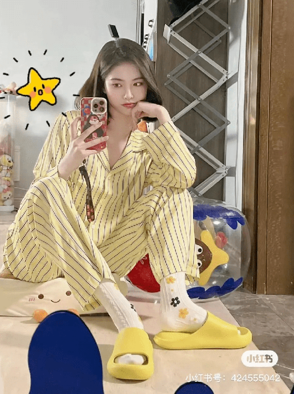 “Dép bánh mì” không phải là items hoàn toàn mới, xuất hiện trên thị trường vài năm trở lại đây. Dép có nhiều kiểu sáng tạo, đa dạng về màu sắc và chất liệu.