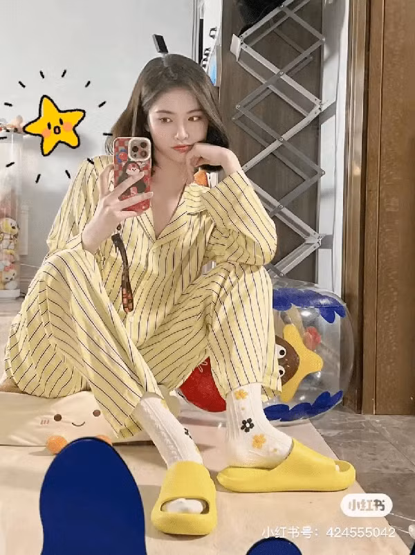 “Dép bánh mì” không phải là items hoàn toàn mới, xuất hiện trên thị trường vài năm trở lại đây. Dép có nhiều kiểu sáng tạo, đa dạng về màu sắc và chất liệu.