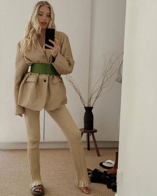 Siêu mẫu Elsa cũng sắm cho mình đôi “dép bánh mì” tương tự với tông màu tối hơn. Dù chỉ đi dép lê, outfit vẫn được đánh giá cao nhờ sự cá tính.