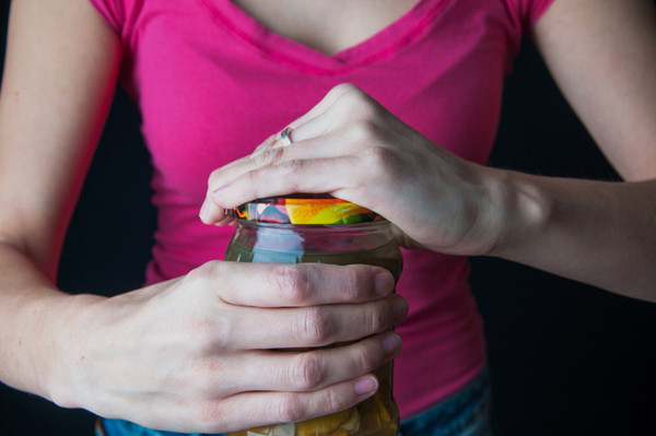 Để mở nắp bám chặt, chị em tham khảo đặt chúng dưới vòi nước nóng trong vòng 1 phút. Nhiệt độ cao từ nước sẽ giúp bạn thao tác dễ dàng, không cần sự trợ giúp của những người bên cạnh.