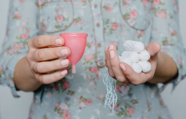 Một cách giảm đau bụng kinh khác là dùng thuốc giảm đau. Lưu ý, bạn nên uống thuốc một ngày trước khi có kinh để nhận hiệu quả tốt nhất.