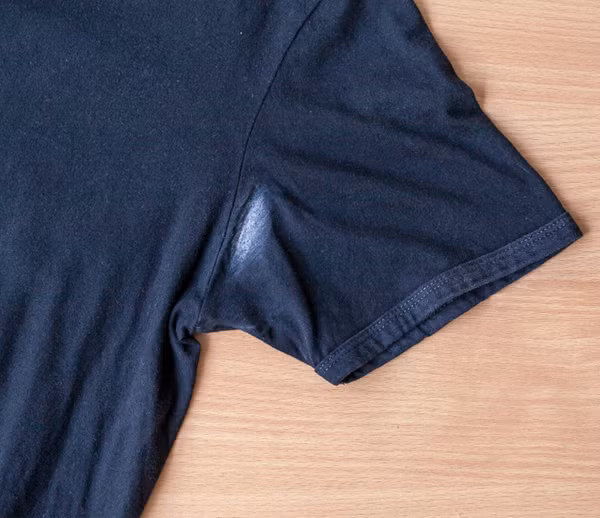 Vết ố vàng dưới nách áo khiến người mặc có chút tự ti. Ngoài nguyên nhân chính là bã nhờn, bột giặt và muối nhôm, lipid da kết hợp các bụi bẩn cũng khiến những vết ố này hình thành theo thời gian.