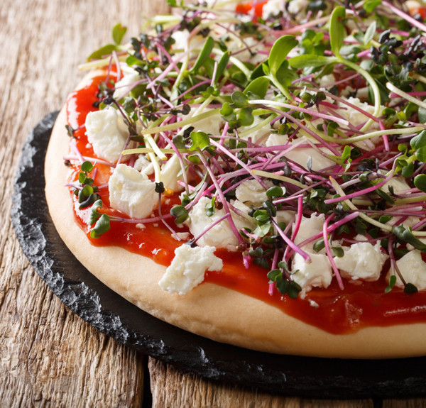 Pizza chay. Ngoài các sản phẩm pizza thịt, hải sản, nhiều cơ sở sản xuất còn cho ra mắt pizza chay, hứa hẹn là thực phẩm lành mạnh. Khi thực hiện, các đầu bếp sẽ thay thế phần pudding thịt của bánh bằng các loại rau, thảo mộc hoặc rau mầm.