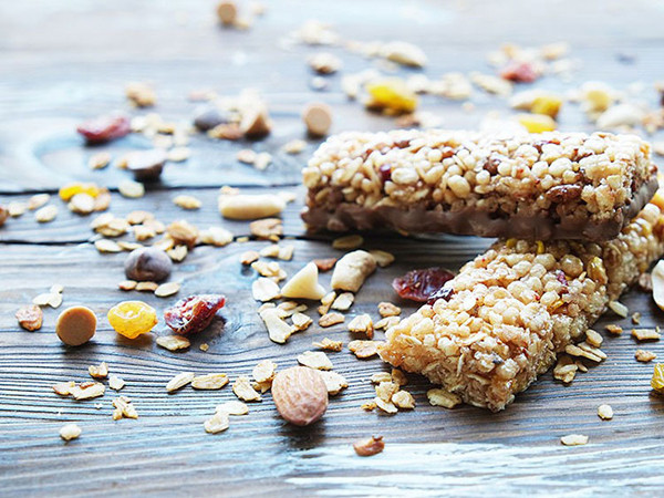 Tuy vậy, giá trị dinh dưỡng của các thanh năng lượng phụ thuộc vào thương hiệu. Để giảm giá thành và tăng sự hấp dẫn, nhiều nhà sản xuất cho thêm lượng lớn đường, chất tạo ngọt fructose chất lượng thấp. Tiêu thụ chúng lâu dài sẽ không có lợi cho sức khỏe tổng thể.