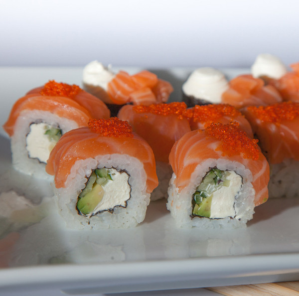 Sushi. Sushi được đánh giá cao khi chứa các thành phần như hải sản, rong biển, gạo. Dù vậy, bạn nên cân nhắc khi ăn loại thực phẩm này bởi chúng thường chứa nhiều mayonnaise, đường và nước sốt. Ước tính, một cuộn sushi cắt thành 6-9 phần có thể chứa tới 500 calo, con số này thậm chí vượt xa so với nhiều loại thức ăn nhanh.