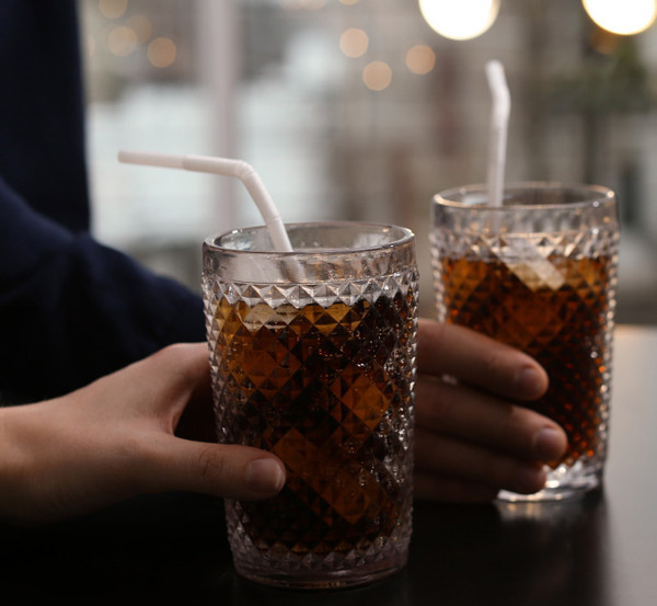 Soda ăn kiêng. Soda ăn kiêng được quảng cáo là lựa chọn phù hợp với người ăn kiêng, tránh tăng cân nhờ không chứa calo. Vậy nhưng, kết quả nghiên cứu chỉ ra soda ăn kiêng chứa chất làm ngọt nhân tạo có thể làm tăng nguy cơ béo phì, hội chứng chuyển hóa. Các nhà khoa học cũng tin rằng loại đồ uống này làm tăng cảm giác thèm ăn bằng cách kích thích hormone đói.