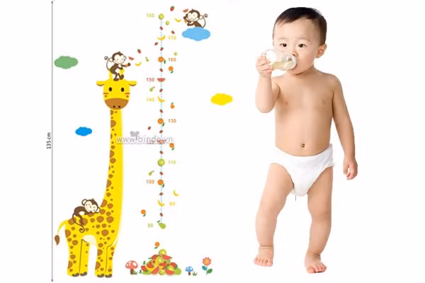 Chuyên gia dinh dưỡng lâm sàng Li Ning (Khoa Dinh dưỡng, Bệnh viện Đại học Y Công đoàn Bắc Kinh) nhấn mạnh, trẻ sơ sinh và trẻ nhỏ nên bổ sung vitamin D, chế phẩm canxi có vị nhạt, dễ dùng. Chú ý chọn canxi không đường cho trẻ nhằm ngăn ngừa sâu răng.