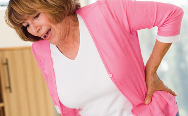 Phụ nữ thời mãn kinh có lượng hormone estrogen thấp. Điều này dễ dẫn đến các triệu chứng như loãng xương, gãy xương, lung lay, đau thắt lưng. Người cao tuổi thiếu hụt canxi có thể gây ra các triệu chứng như gù lưng, giảm chiều cao, chán ăn, táo bón, loét dạ dày tá tràng và đau nhức toàn thân.