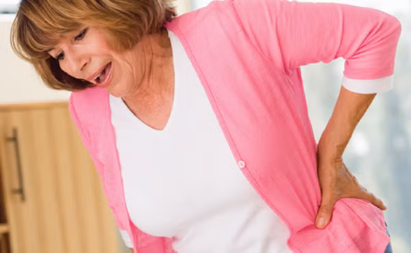 Phụ nữ thời mãn kinh có lượng hormone estrogen thấp. Điều này dễ dẫn đến các triệu chứng như loãng xương, gãy xương, lung lay, đau thắt lưng. Người cao tuổi thiếu hụt canxi có thể gây ra các triệu chứng như gù lưng, giảm chiều cao, chán ăn, táo bón, loét dạ dày tá tràng và đau nhức toàn thân.