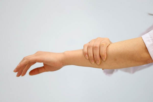 Thanh thiếu niên thiếu canxi dễ dẫn đến tình trạng chuột rút, đau nhức, khó tập trung, thường xuyên mệt mỏi, dễ bị cảm, dị ứng, vóc dáng thấp bé.