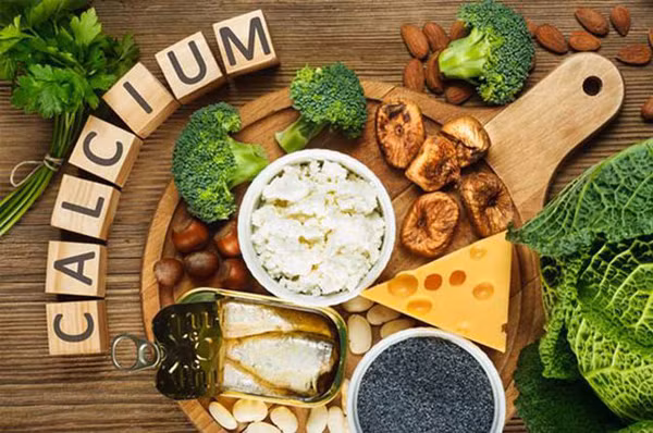 Trước hết, tỷ lệ hấp thụ canxi ở mỗi người có sự khác biệt, tuổi càng cao thì tỷ lệ hấp thụ càng thấp. Trung bình, cơ thể sẽ hấp thụ 25-40% lượng canxi nạp vào. Điều này lý giải vì sao bổ sung canxi thường xuyên nhưng vẫn có dấu hiệu thiếu hụt.