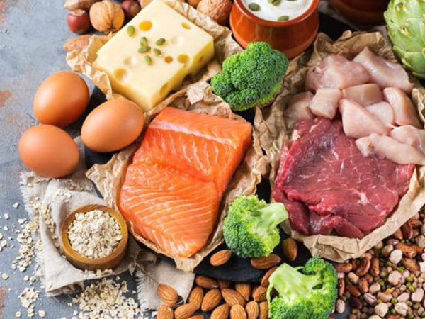 Cụ thể, protein là một trong những nguyên liệu trong quá trình tổng hợp axit oxalic. Ngoài ra, nó còn thúc đẩy quá trình tích tụ canxi dư thừa trong nước tiểu. Điều này lý giải vì sao ăn nhiều thực phẩm giàu protein thời gian dài dễ dẫn đến tăng axit oxalic và uric, hình thành sỏi thận.