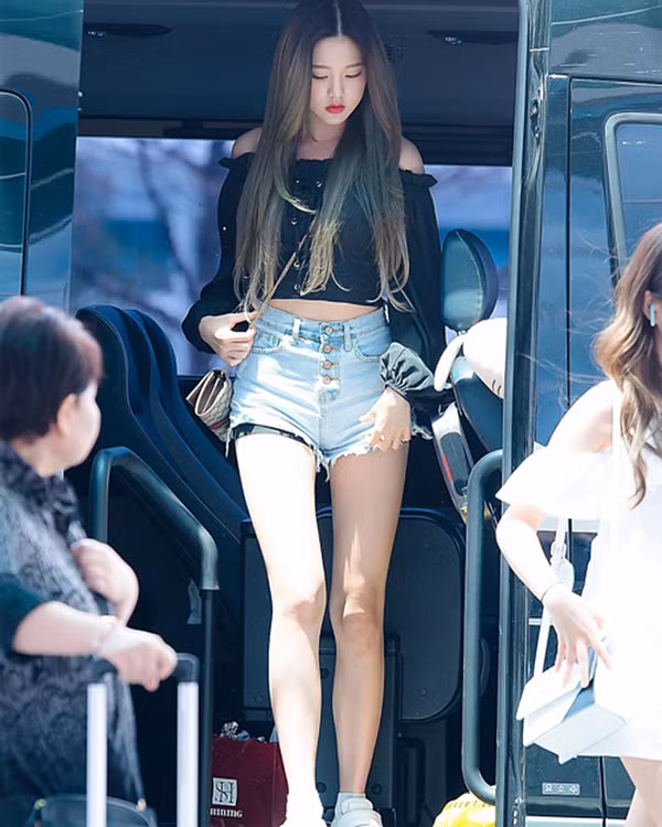 Quần mặc váy là thiết kế được làm bằng chất liệu cotton co giãn tốt, có độ dài tới đùi. Chúng còn được gọi là quần bảo hộ bởi thường được chị em mặc bên trong váy, tránh để lộ vùng nhạy cảm trên cơ thể. (Ảnh: Sohu, minh họa)