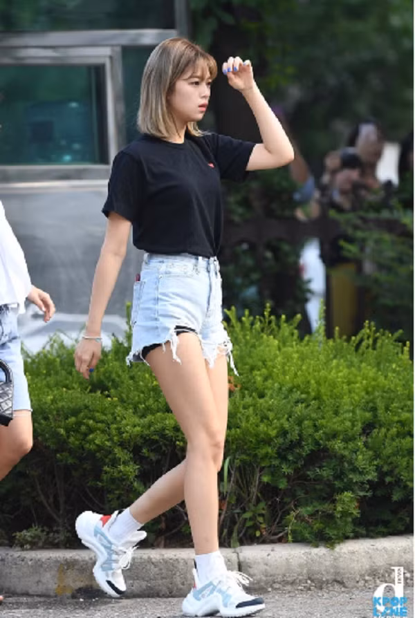 Lưu ý, bạn nên cân nhắc khi chọn short da làm trang phục mặc ngoài. So với các chất liệu khác, đồ da rất khó tôn dáng. Nếu vẫn muốn mặc chất liệu da mà vóc dáng chưa thực sự đẹp, bạn nên chọn quần da có kích thước hơi rộng. Bằng cách này, mẫu quần sẽ không mang lại cảm giác chật chội, bí bức.