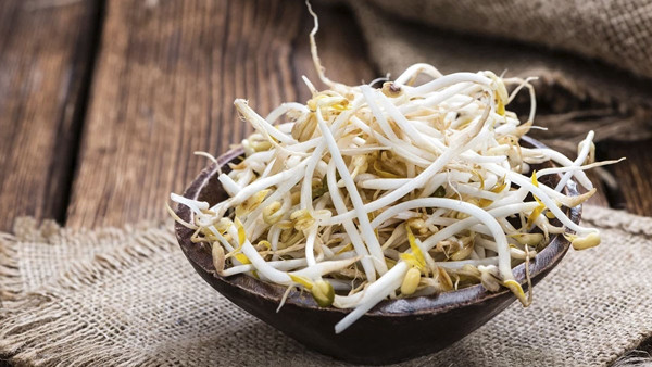 Giá đỗ - loại bỏ cholesterol xấu. Giá đỗ được làm từ đậu xanh. Trong khi đó, đậu xanh là thực phẩm có tác dụng giảm cholesterol rất tốt. Quá trình nảy mầm, vitamin C trong giá đỗ có thể tăng 6-7 lần. Lượng vitamin C ấn tượng góp phần loại bỏ cholesterol, ngăn ngừa cholesterol lắng đọng trong niêm mạc động mạch.