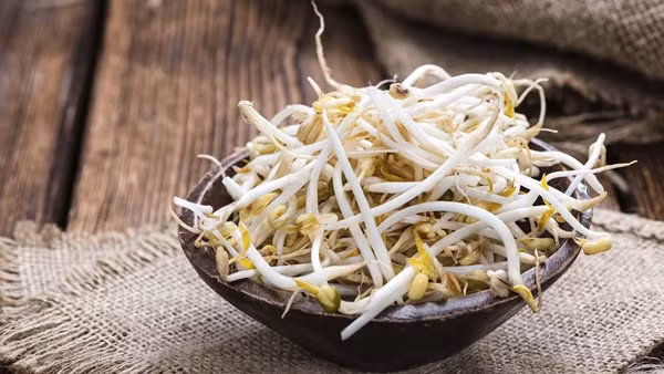 Giá đỗ - loại bỏ cholesterol xấu. Giá đỗ được làm từ đậu xanh. Trong khi đó, đậu xanh là thực phẩm có tác dụng giảm cholesterol rất tốt. Quá trình nảy mầm, vitamin C trong giá đỗ có thể tăng 6-7 lần. Lượng vitamin C ấn tượng góp phần loại bỏ cholesterol, ngăn ngừa cholesterol lắng đọng trong niêm mạc động mạch.