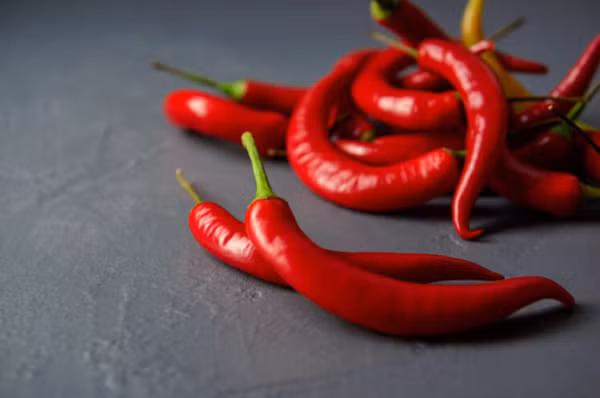 Tuy vậy, bệnh nhân mỡ máu không nên ăn nhiều ớt. Nguyên nhân bởi loại quả này có tính kích ứng cao, khiến mạch máu co lại dẫn đến tăng huyết áp, mỡ lắng đọng ở thành mạch máu. Từ đó, hình thành cục máu đông gây tắc nghẽn mạch máu, tăng nguy cơ mắc các bệnh nguy hiểm về tim mạch và mạch máu não. Ngoài việc chỉ ra loại rau người mỡ máu không nên ăn, chuyên gia cũng nhấn mạnh thực phẩm bệnh nhân nên tăng cường, cụ thể: