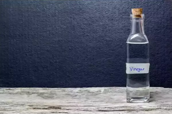 Giấm. Một mẹo khác để kiểm soát nấc cụt là uống một vài giọt giấm. Được biết, giấm chứa các hợp chất chua giúp kiểm soát nấc cụt bằng cách thiết lập lại phản xạ không tự chủ của cơ hoành. Ngoài ra, vị chua mạnh của giấm cũng đánh lạc hướng tâm trí bạn và giúp giảm nấc cụt tức thì. (Ảnh: istock)