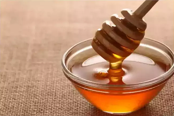 Mật ong. Một trong những chức năng của dây thần kinh phế vị là điều khiển các hoạt động trong đường tiêu hóa. Mật ong làm dịu dây thần kinh phế vị, phá vỡ tính liên tục của cơn nấc cụt, do đó làm chúng ngừng lại.(Ảnh: istock)