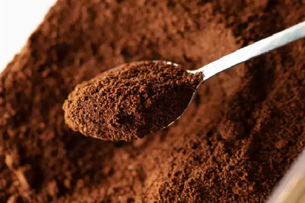 Bột sô cô la. Ngay sau khi bạn ăn bột sô cô la, hương vị đậm đà và mạnh mẽ của nó sẽ lấn át dây thần kinh phế vị và gửi tín hiệu đến não để dừng phản xạ không tự chủ này và tập trung vào cảm giác dễ chịu. Do đó, bạn sẽ giảm được cơn nấc cụt ngay lập tức. (Ảnh: istock)