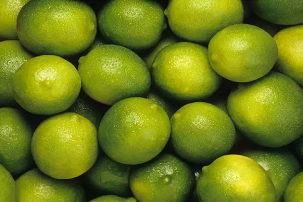 Chanh. Một cách dễ dàng khác để hết nấc là ngậm chanh trong vài giây. Theo các chuyên gia, hàm lượng axit cao có trong chanh làm rối loạn thực quản và cũng làm mất tập trung dây thần kinh phế vị. Điều này sẽ thiết lập lại các cơn co thắt và giúp bạn thoát khỏi chứng nấc cụt. (Ảnh: istock)