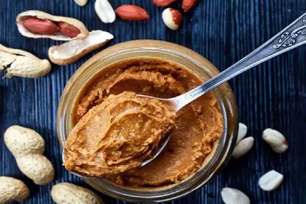 Bơ đậu phộng. Theo các nghiên cứu, quá trình tiêu hóa chậm của bơ đậu phộng làm thay đổi cách thở và nuốt. Điều này khiến dây thần kinh phế vị phản ứng khác nhau để thích ứng với cơ chế mới, từ đó dẫn đến loại bỏ cơn nấc cụt. (Ảnh: istock) 