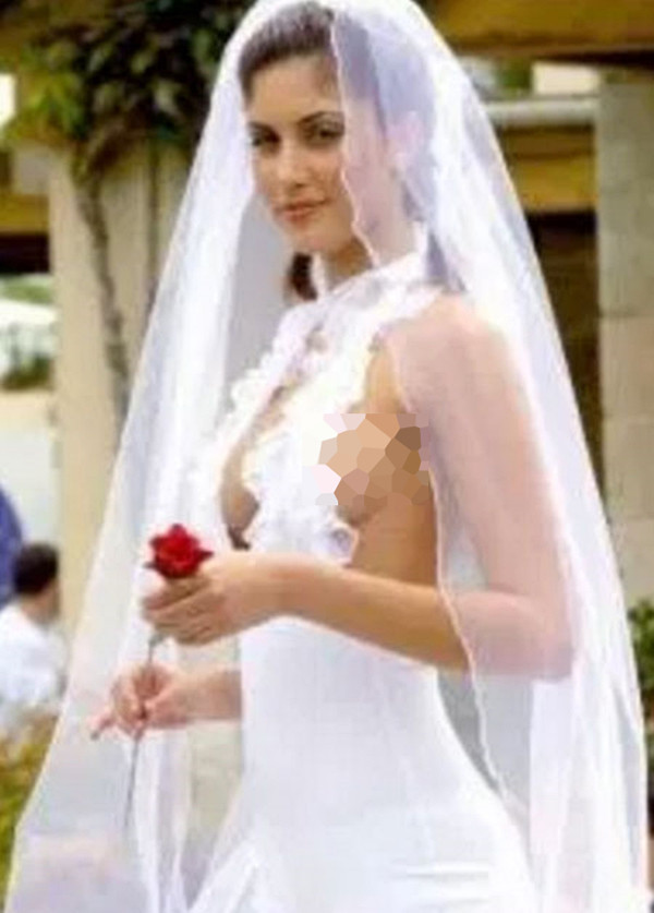 Hơn nữa, đám cưới là mốc thời gian quan trọng, ý nghĩa đối với mỗi người. Có nhiều cách để thể hiện cá tính, cô dâu nên tiết chế trong việc lựa chọn trang phục nhằm tránh gây mất thiện cảm với những người xung quanh.